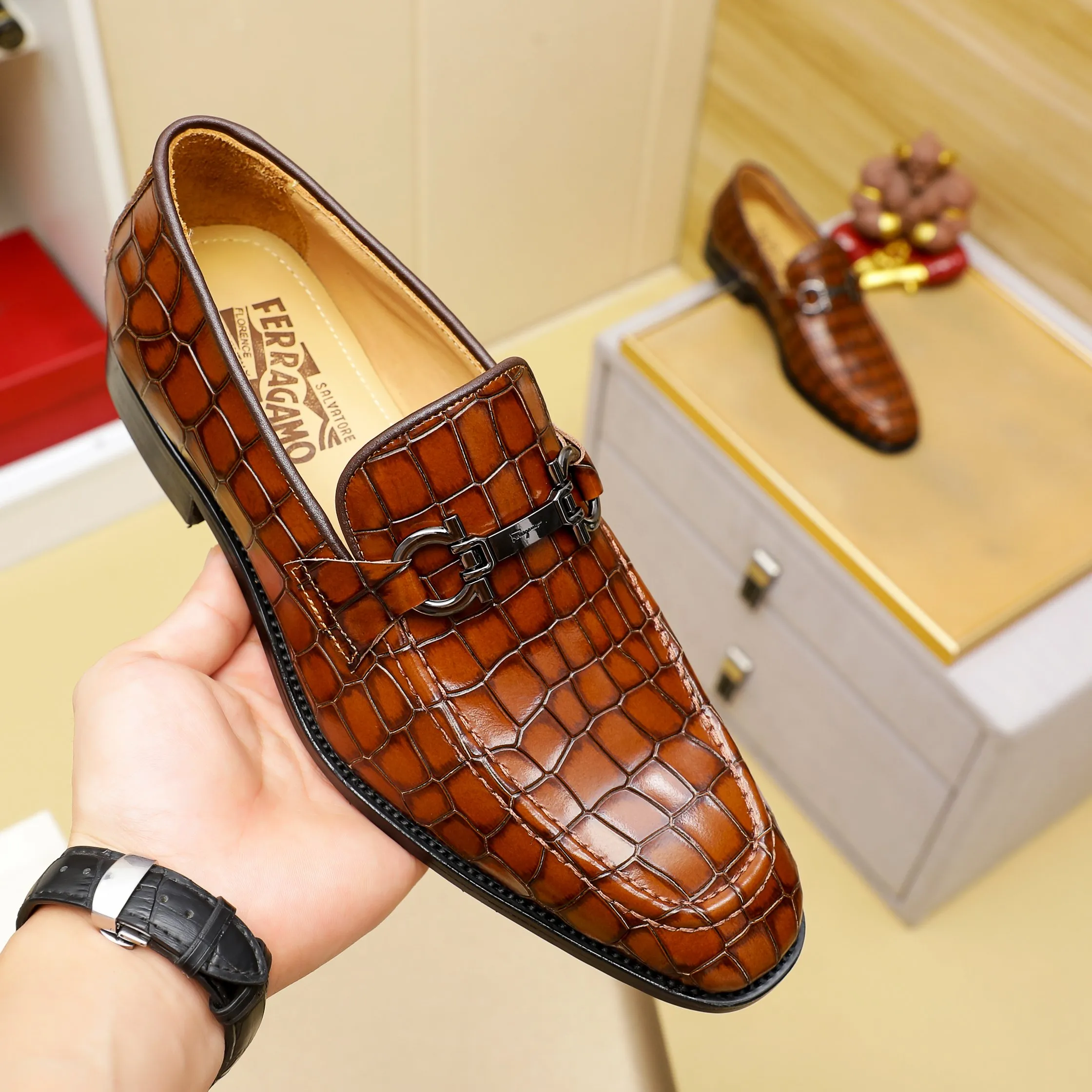 Men's shoes 💰460 🕷🕷🐂【Ferragamo】Ferragamo Popular fashion leather shoes🇨🇳Official website counter 1:1 production, original mold opening💯Good quality can be seen, imported high-end first-layer waxed calfskin, water-dyed🐂leather lining🌿very clear texture, high-quality waterproof, non-slip and wear-resistant outsole🎋high quality and low price, truly handmade🍓2 colors available! Code number 38-44……(45.46.Customized)
